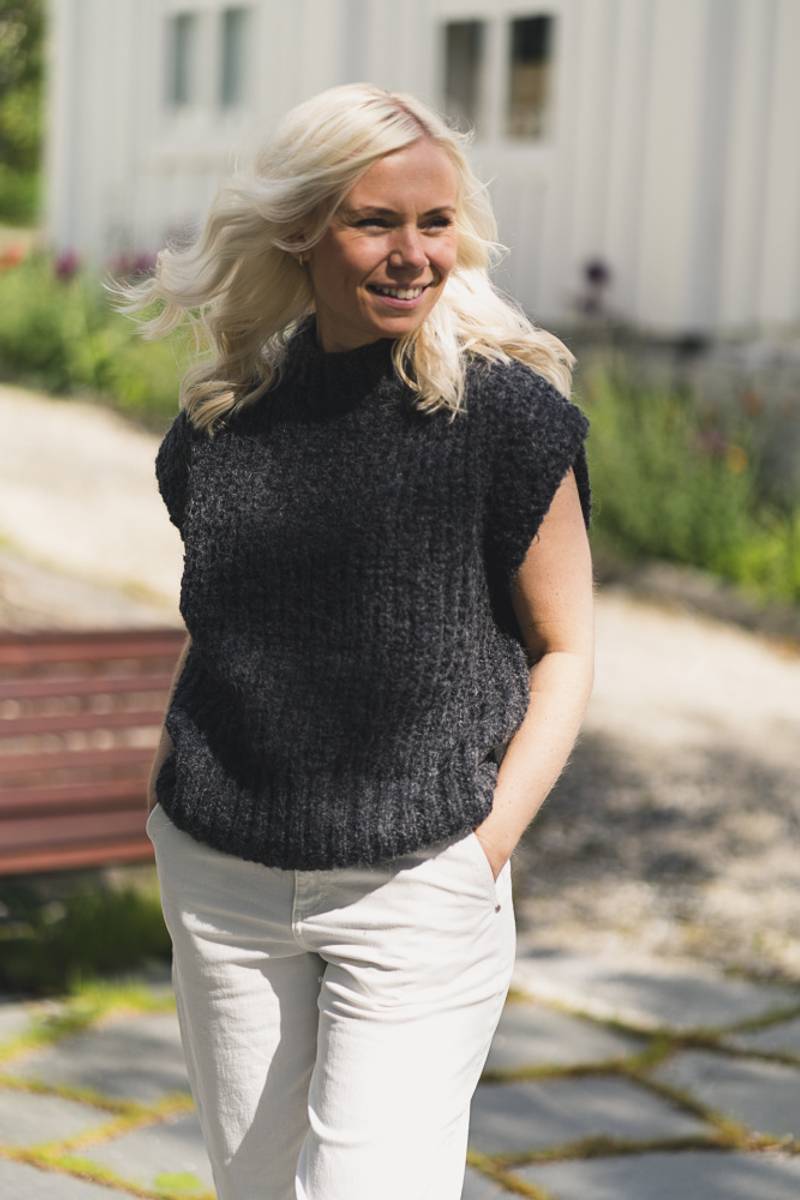 Sila Knit Vest Charcoal Vakre Vene