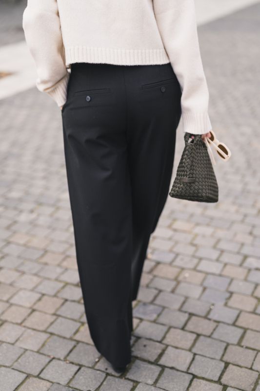 Laura 285 Black Regular 