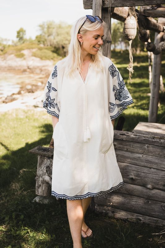 Breanna Dress Whisper White W Blue Emb