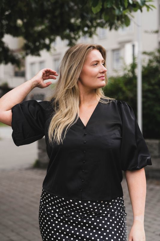 Pella 2/4 V-Neck Top Black 