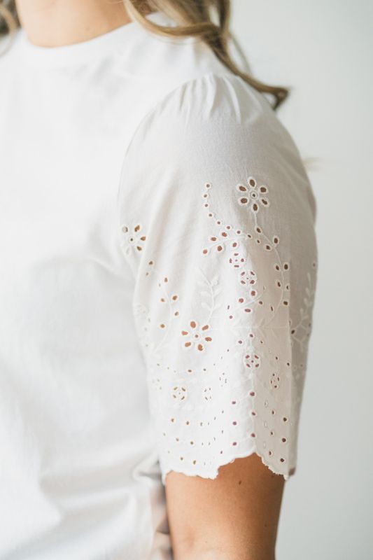 Lex SS Top W. Emb Sleeves Star White 