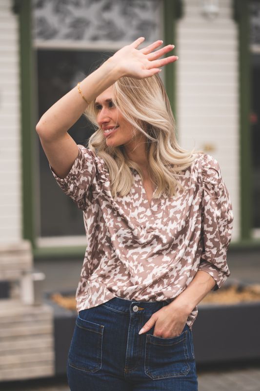 Roella Graphic Fade Blouse Dark Sand 