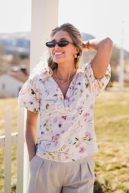 Hovedbilde Irina Flower Blouse Offwhite 