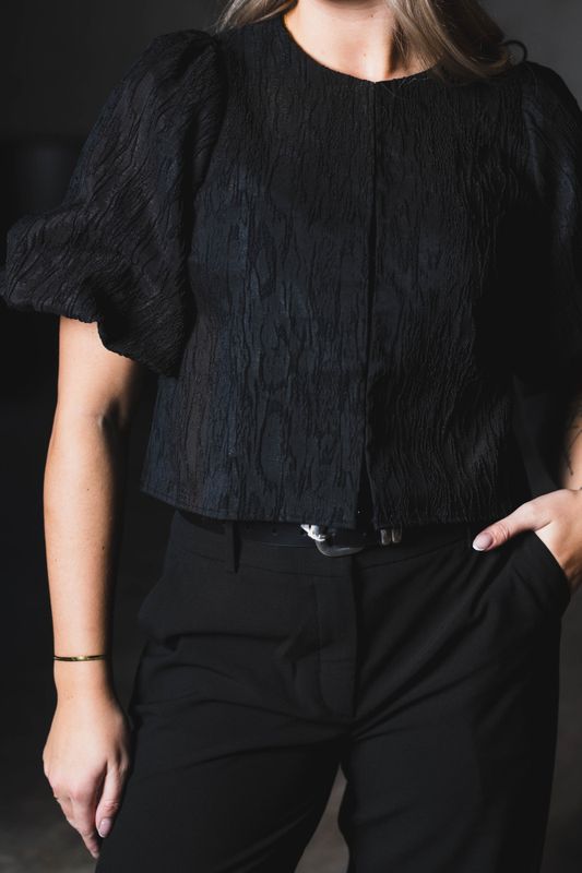 Minu 2/4 Short Top Black 