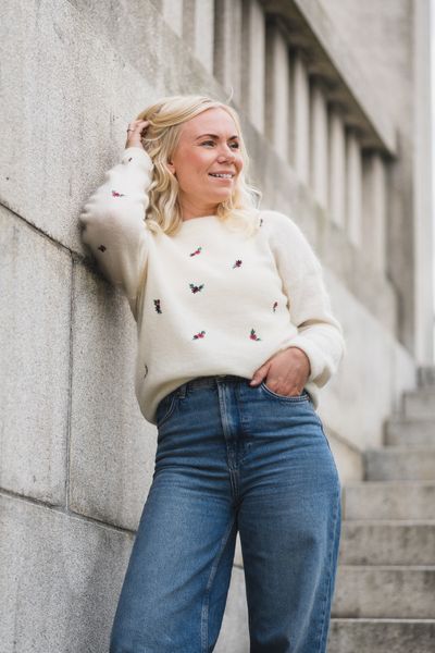 Hovedbilde Amalie Pullover EMB Egret/Port Flower 