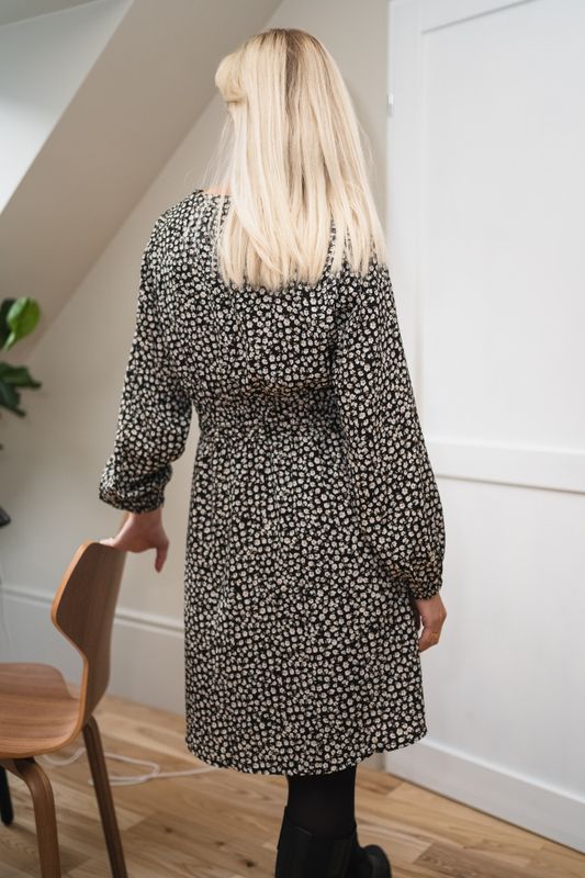 Zeida Rhian Short Dress Aop Black Flower 