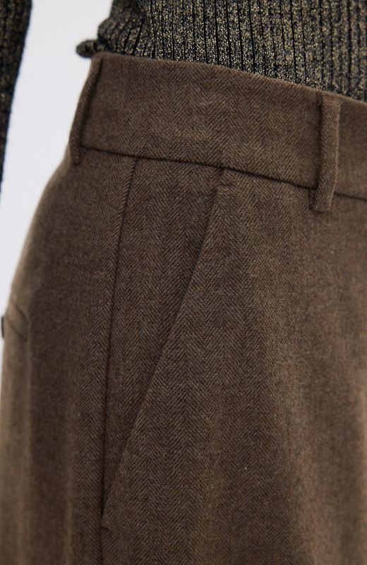 Laura 156 Roasted Oak Herringbone Regular 